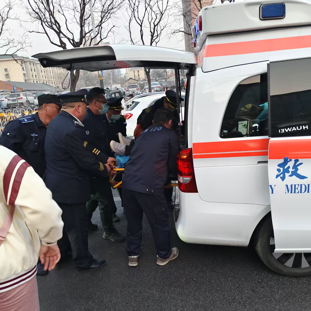 保安隊員及時援手 快速救助暈倒市民