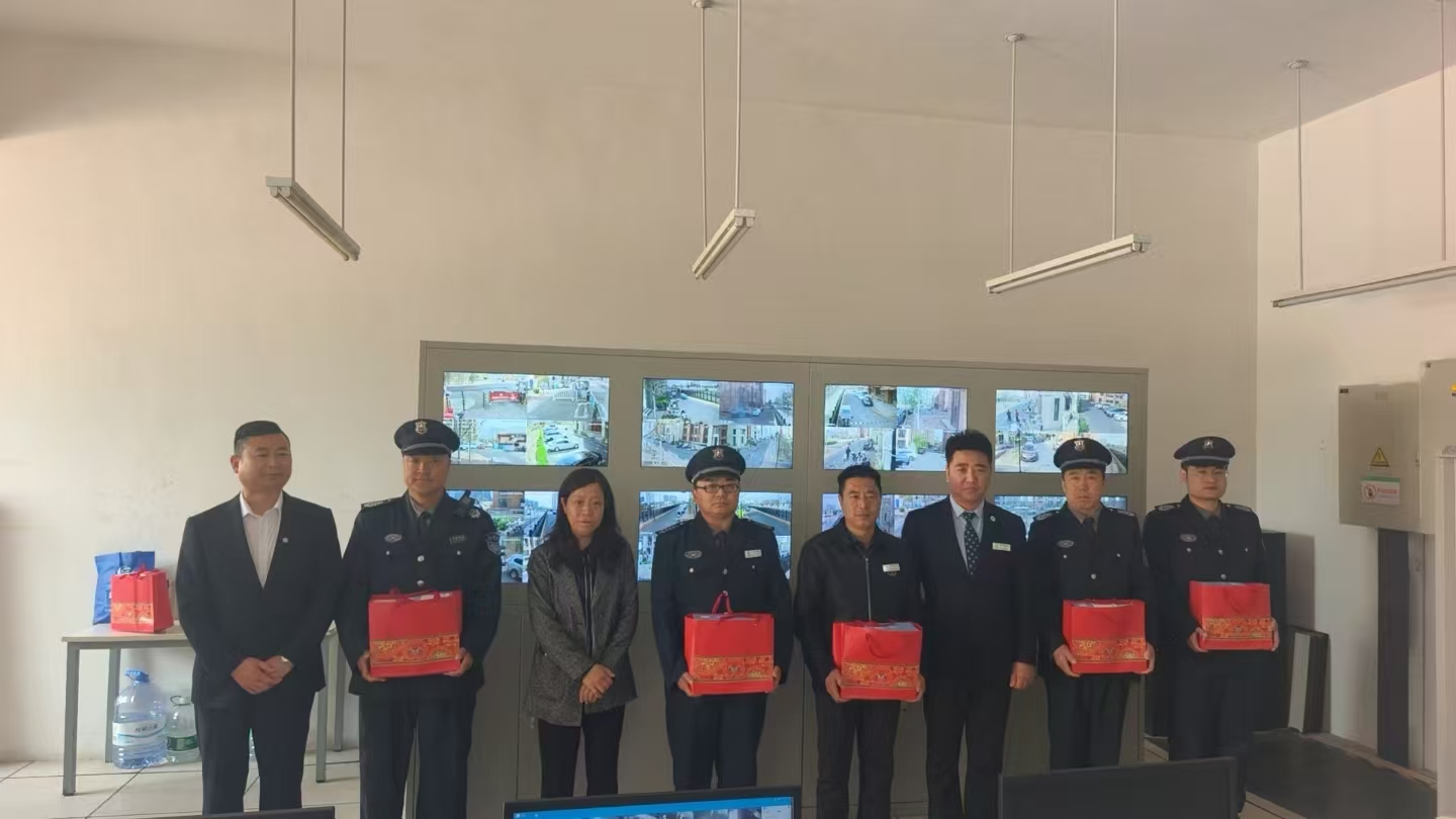 小區(qū)凌晨突發(fā)火情 保安消防聯(lián)動救援化險為夷